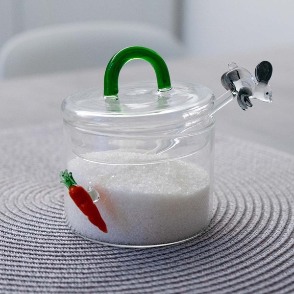 Suikerpotje met lepeltje in glas